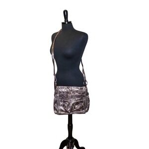 B Makowsky Leather Crossbody Purse Metallic Gray Moto Style Distressed Z…